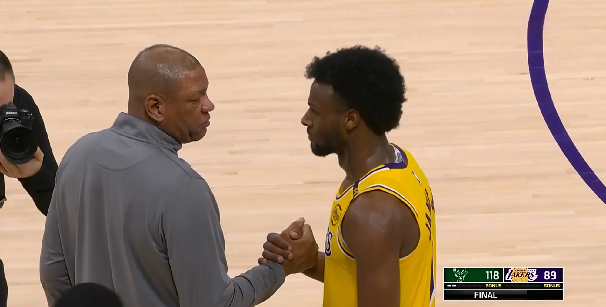 杏彩体育直播-雄鹿队内部矛盾曝光，球员关系紧张