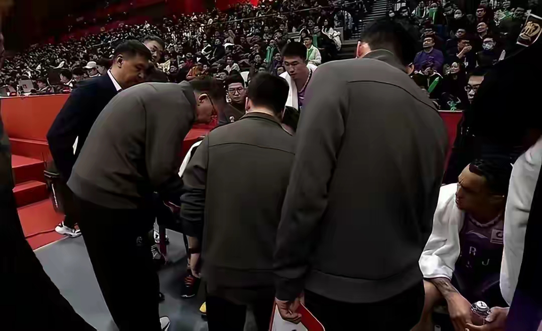 助教指导战术战术，球队顺利破解对手