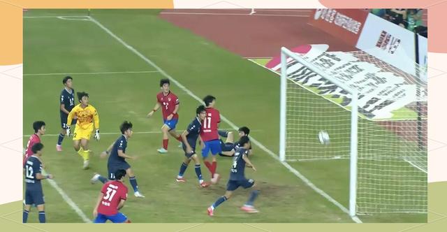 紧张激烈的比赛,球员们全力以赴争夺胜利 紧张激烈的比赛,球员们全力以赴争夺胜利