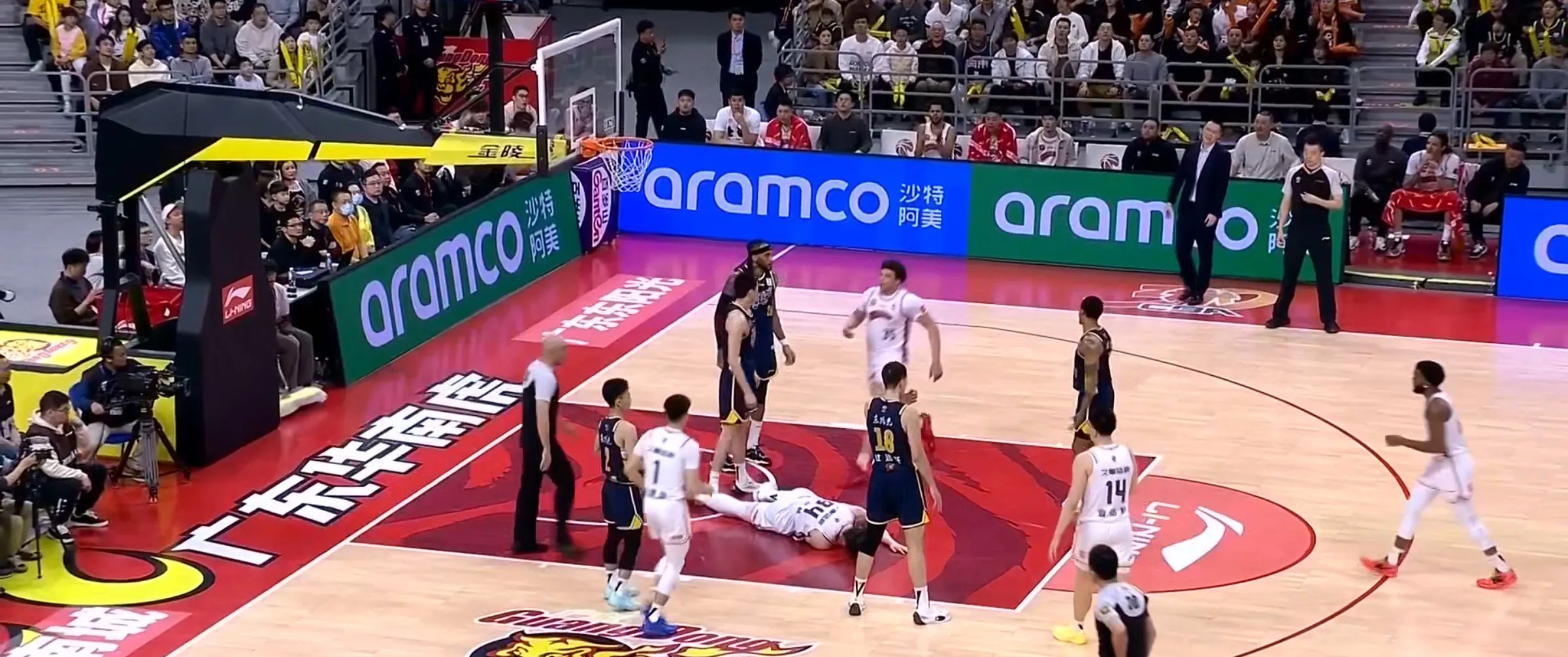 对手球队展开猛烈进攻,球风激烈 对手球队展开猛烈进攻,球风激烈