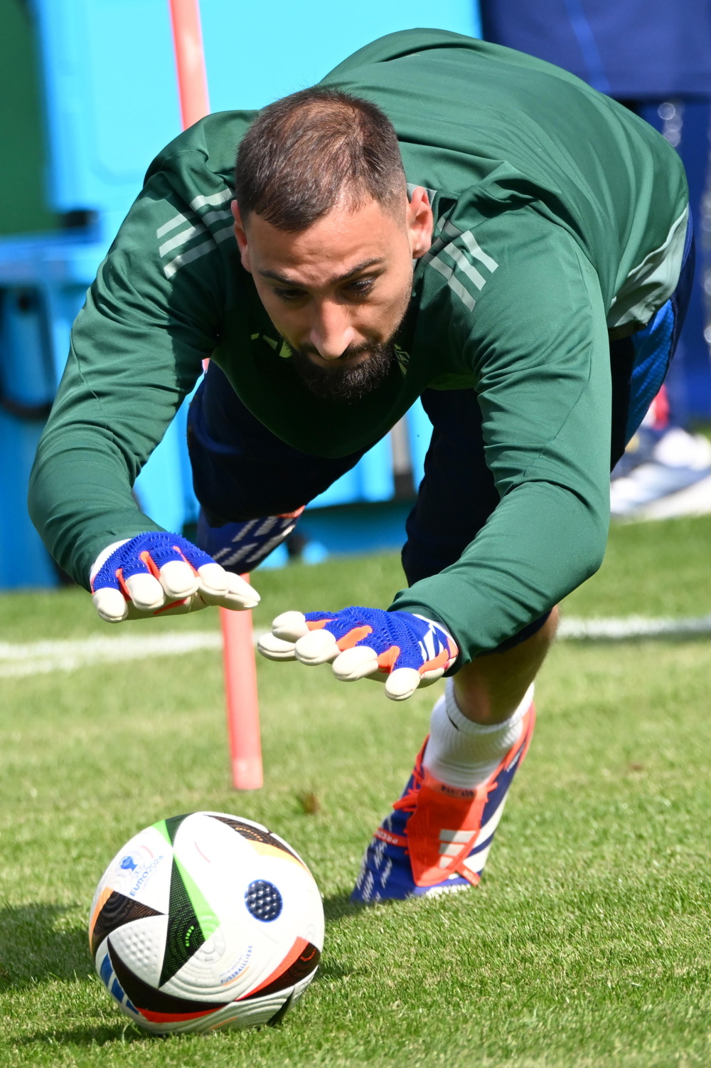 被誉为欧洲杯最佳球员的意大利后卫表现抢眼的简单介绍