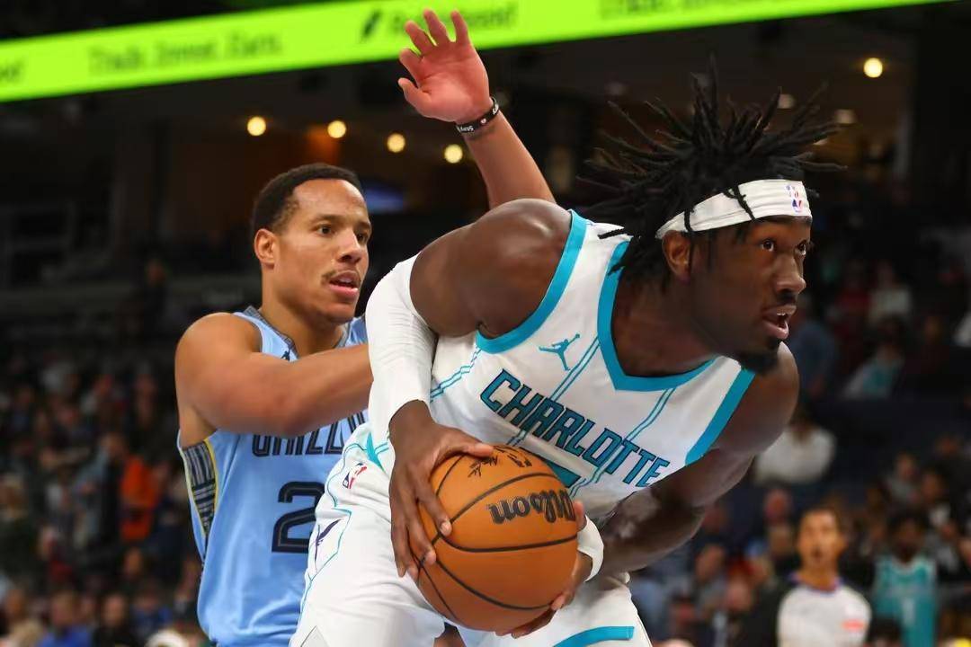 马刺在交易截止日完成交易,引入新球员加强阵容 马刺在交易截止日完成交易,引入新球员加强阵容