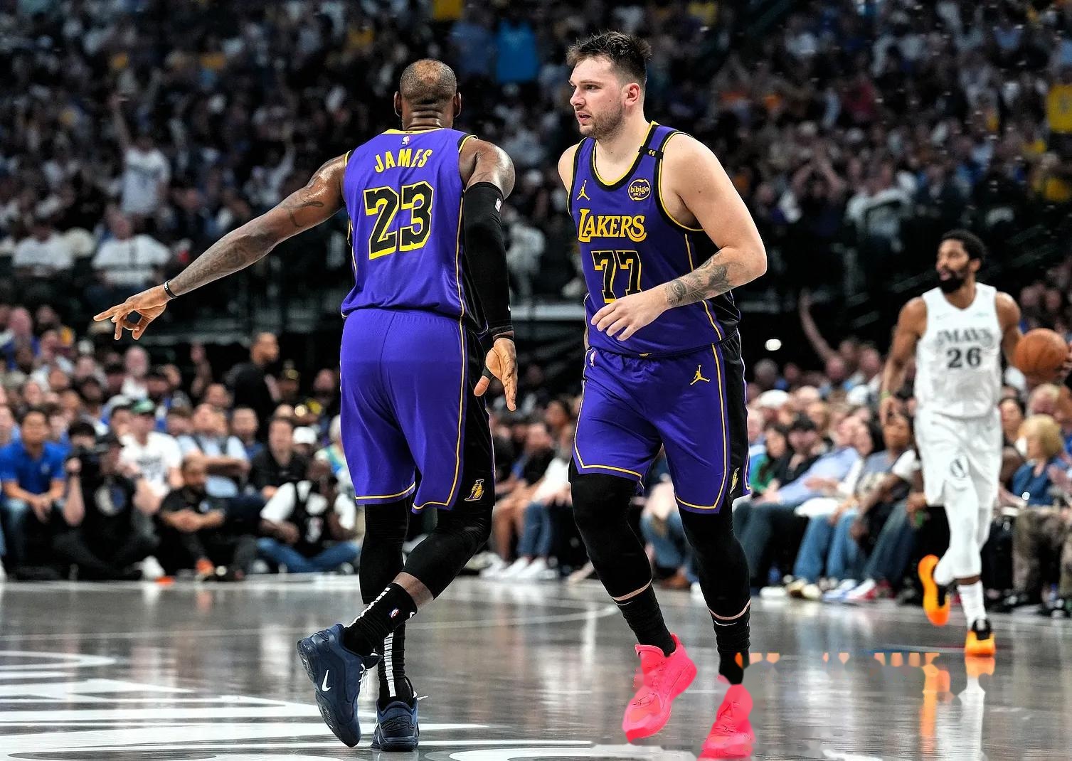 杏彩体育平台-湖人不敌独行侠！隆多意外伤退让球队陷入困境的简单介绍