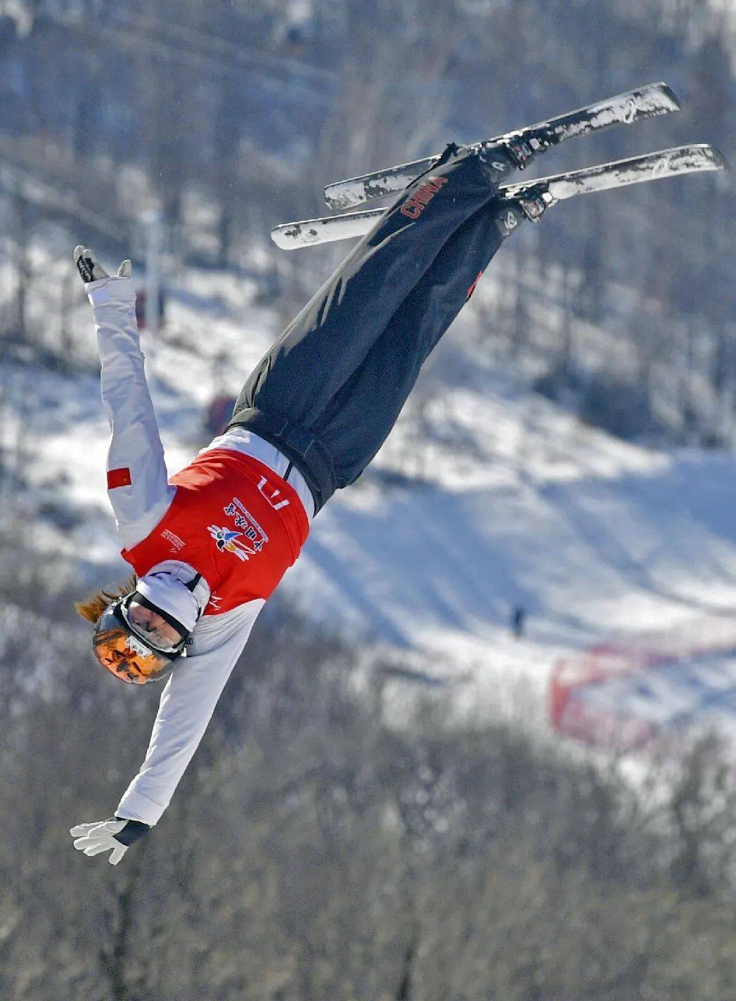 包含神奇瞬间：瑞典和中国滑雪选手逆袭夺冠的词条